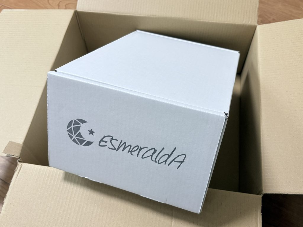 段ボールの中に入っていたエスメラルダのロゴ入りの白い箱