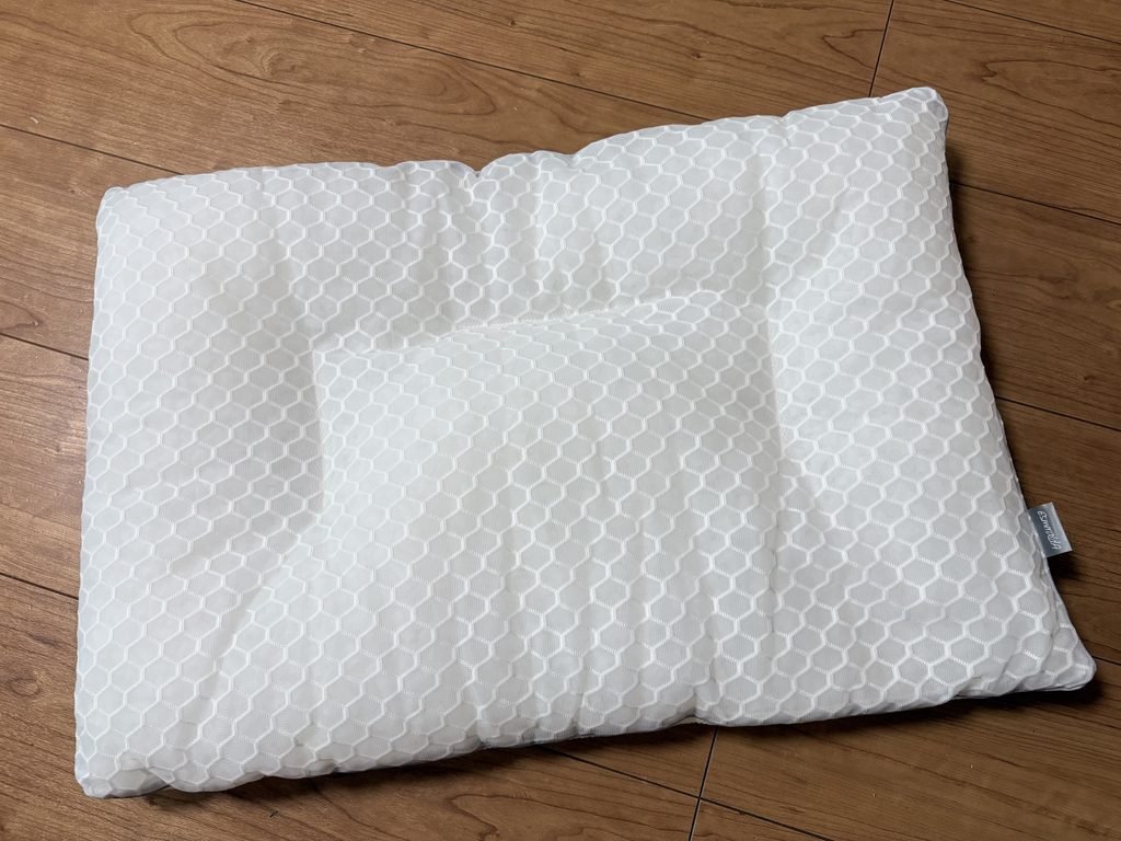 エスメラルダ小学生の枕のメッシュ面。六角形のもようがある