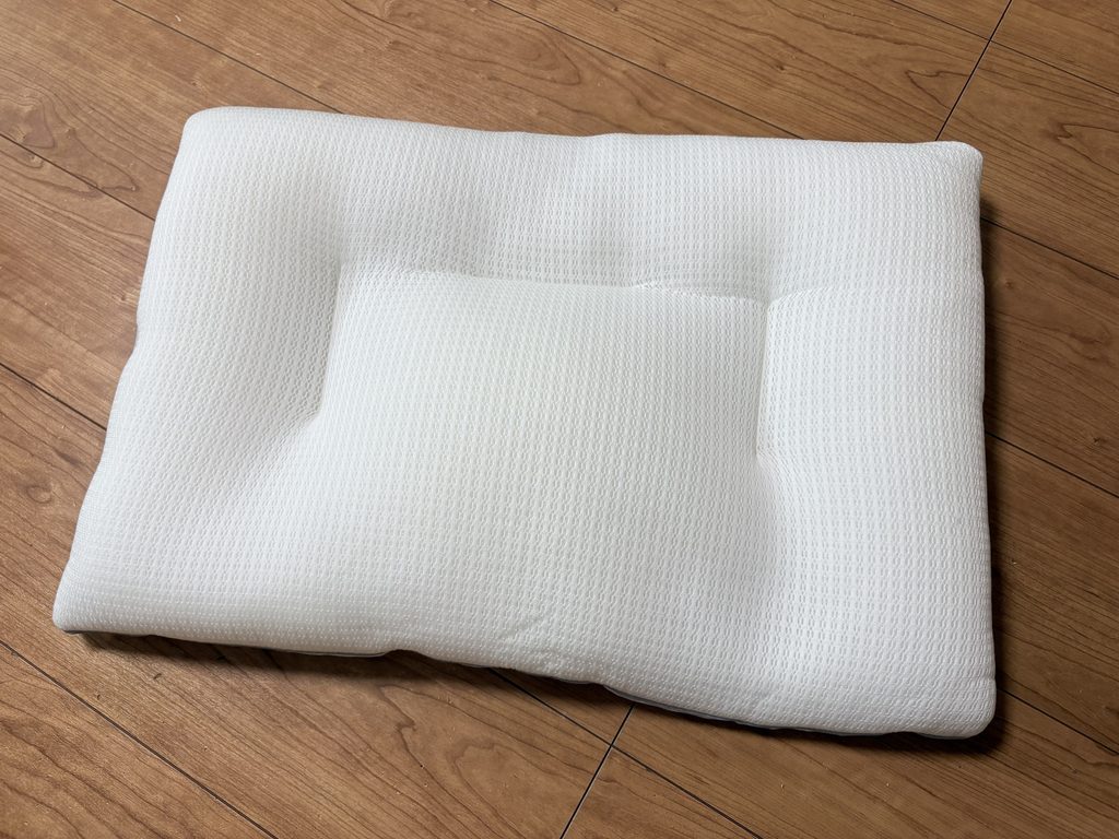 エスメラルダ小学生の枕のもちもち面。こまかい編み目になっている