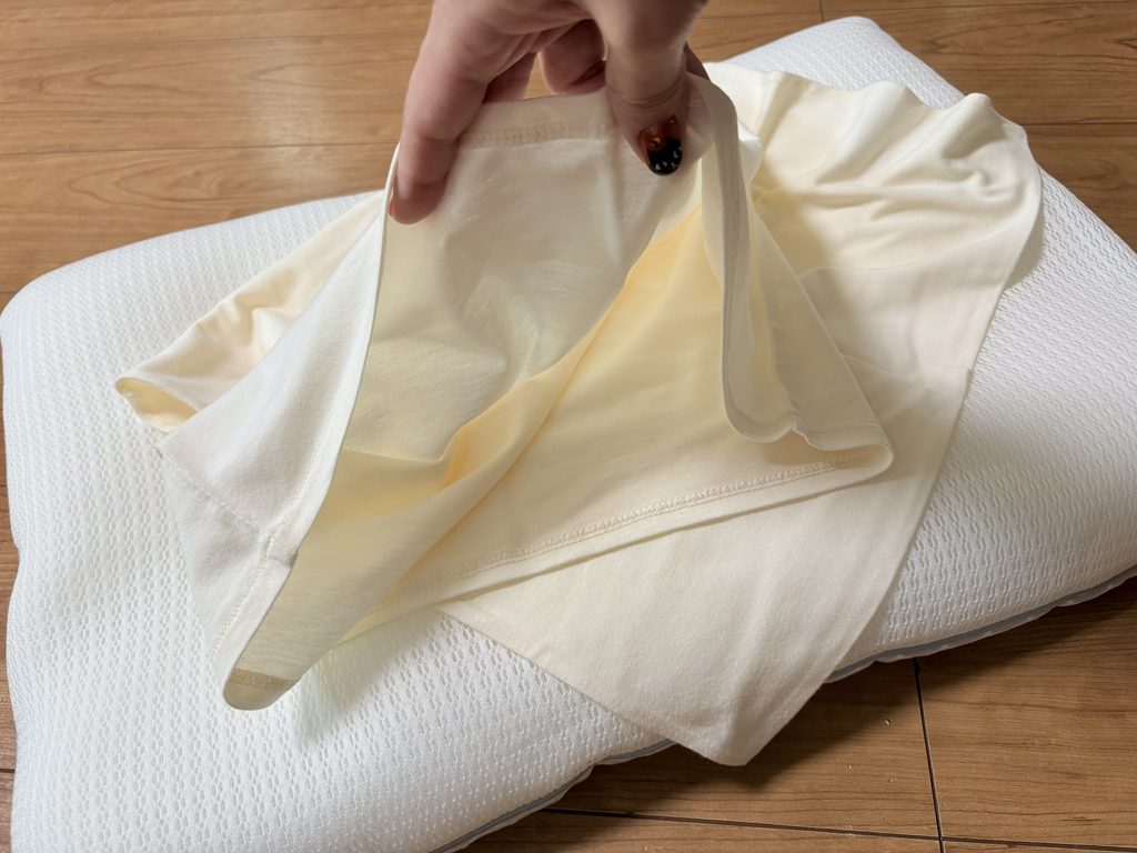 エスメラルダ小学生の枕のカバー。チャックがなく、片がわが開いた袋の形になっている
