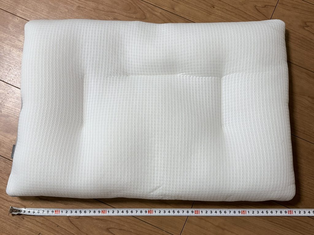 エスメラルダ小学生の枕の横幅をメジャーで測っている様子。約60cm