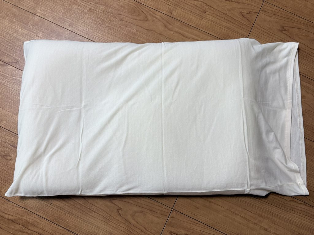 ホワイトリリーのカバーをつけたエスメラルダ小学生の枕