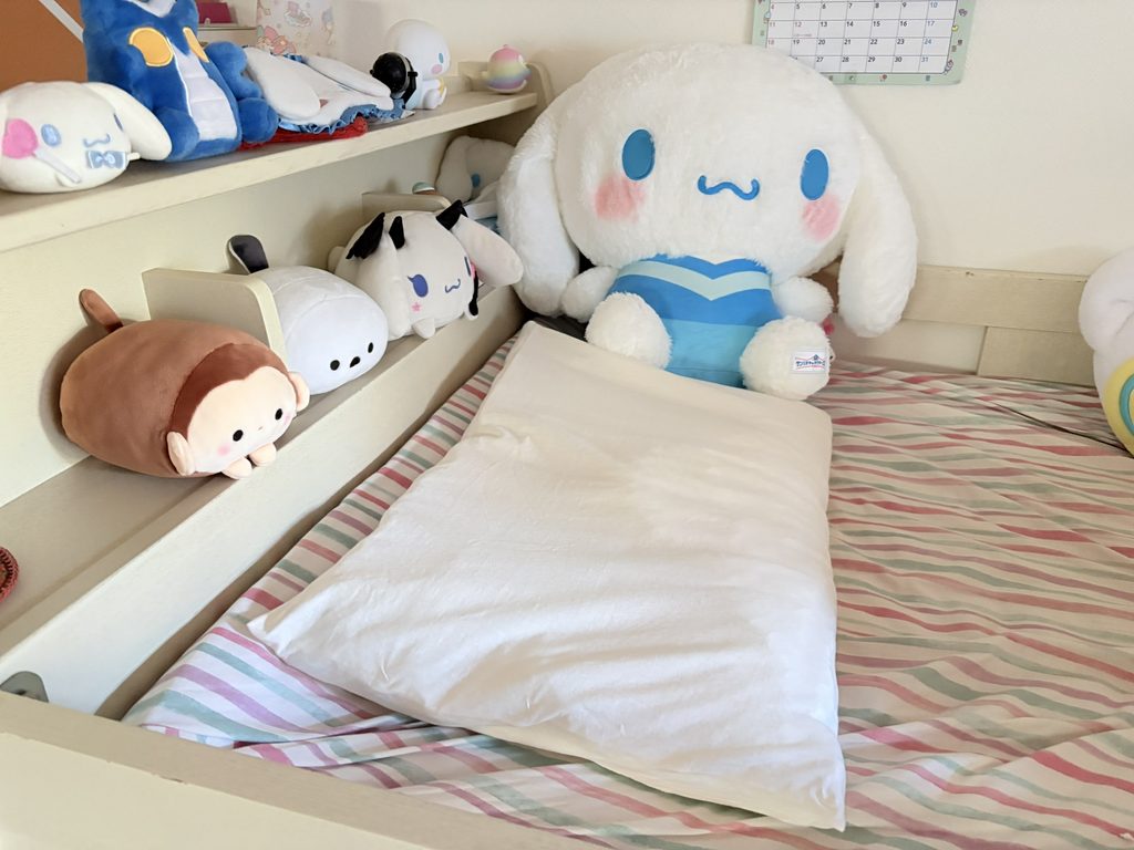 次女のベッドに置いたエスメラルダ小学生の枕と、頭の近くに1つだけ残ったシナモロールのぬいぐるみ
